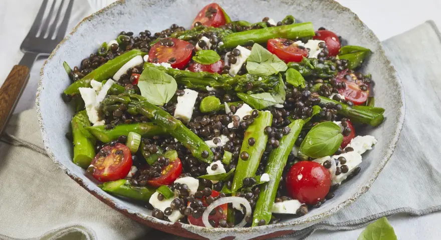 Ein bunter Salat mit braunen Linsen, Spargel, Kirschtomaten und Feta. Perfekt für ein leichtes Mittagessen oder als Beilage. Ein tolles braune Linsen Rezept!