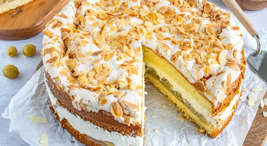 Ein köstlicher Stachelbeer Baiser Kuchen mit Mandelsplittern und einer luftigen Baiserhaube.