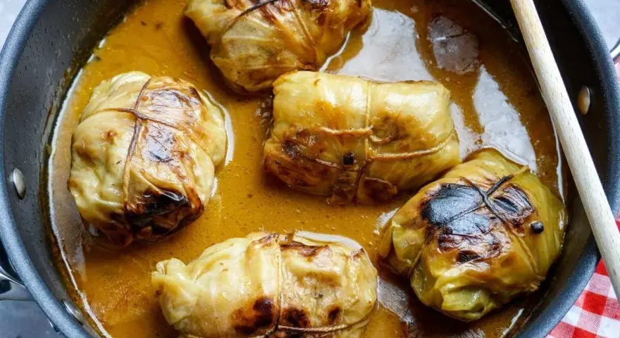 Fünf leckere Krautwickel im Topf, bereit für ein köstliches Krautwickel Rezept.