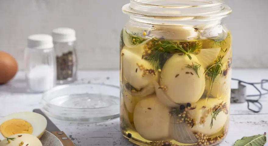 Eingelegte Eier im Glas, ein schnelles Rezept für Soleier mit Zwiebeln, Dill und Senfkörnern.