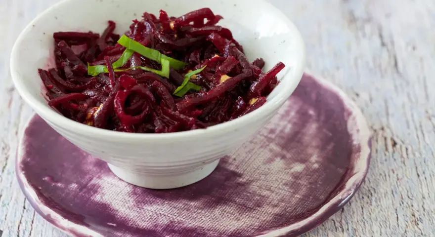 Rote Bete Salat nach Omas Art, ein herzhaftes Gericht mit fein geschnittenen Rote Bete, garniert mit frischen Kräutern.
