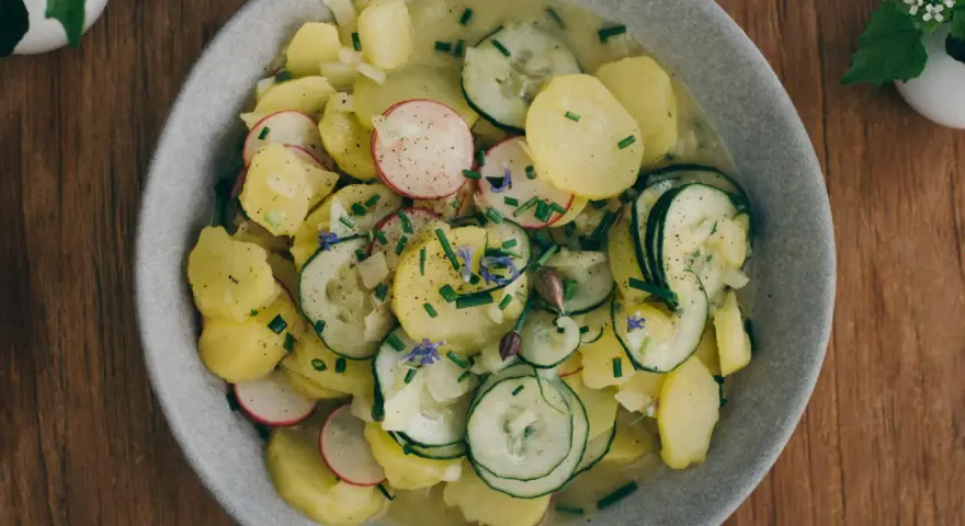 Frischer Kartoffelsalat mit Gurken, Radieschen und Schnittlauch. Ein tolles Rezept für den Sommer!