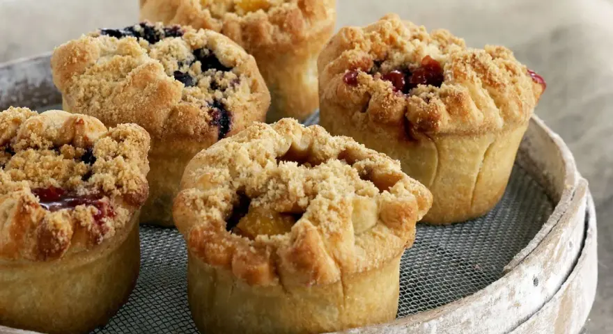 Fünf köstliche Obst-Muffins mit Streuseln, die Lust auf die besten Muffin Rezepte mit Obst machen.