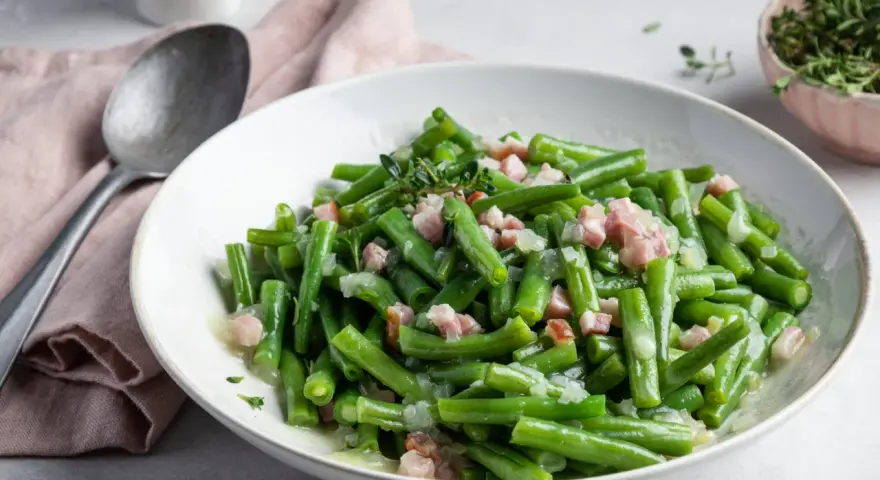 Ein leckeres Brechbohnen Rezept mit Speck und Zwiebeln, garniert mit frischem Thymian.