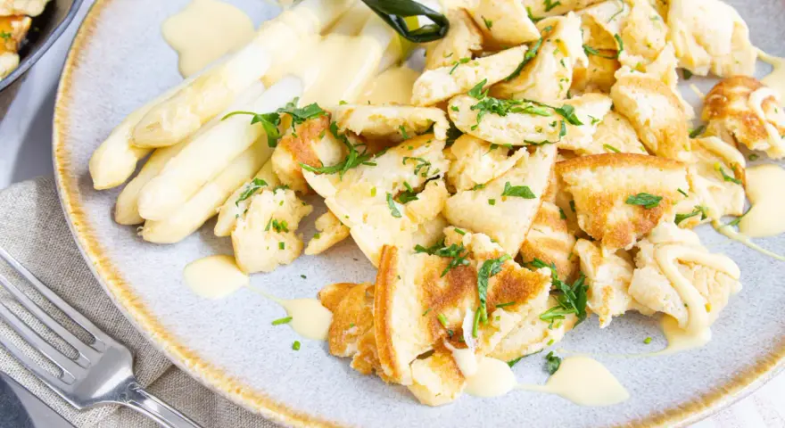 Spargel mit zerrupftem Brot und Sauce Hollandaise. Ein einfaches, aber köstliches kratzete rezept, garniert mit Petersilie.
