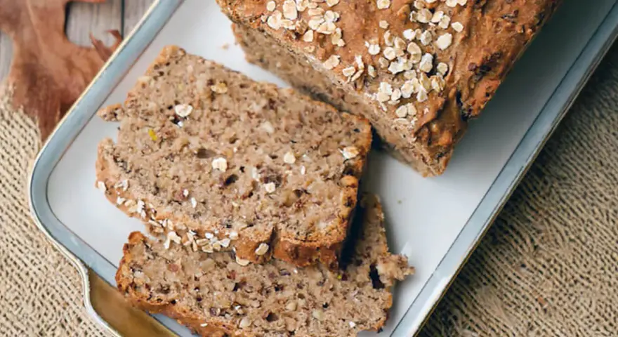 Ein rustikales Vollkornbrot mit Haferflocken, perfekt für ein einfaches Vollkornbrot Rezept.