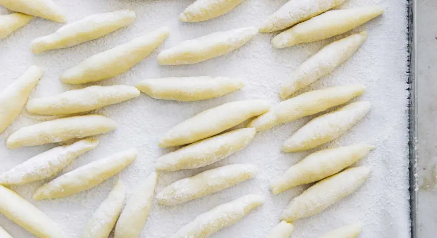 Frisch geformte Schupfnudeln, bereit für das Kochabenteuer. Dieses Schupfnudeln Rezept ist einfach und lecker.