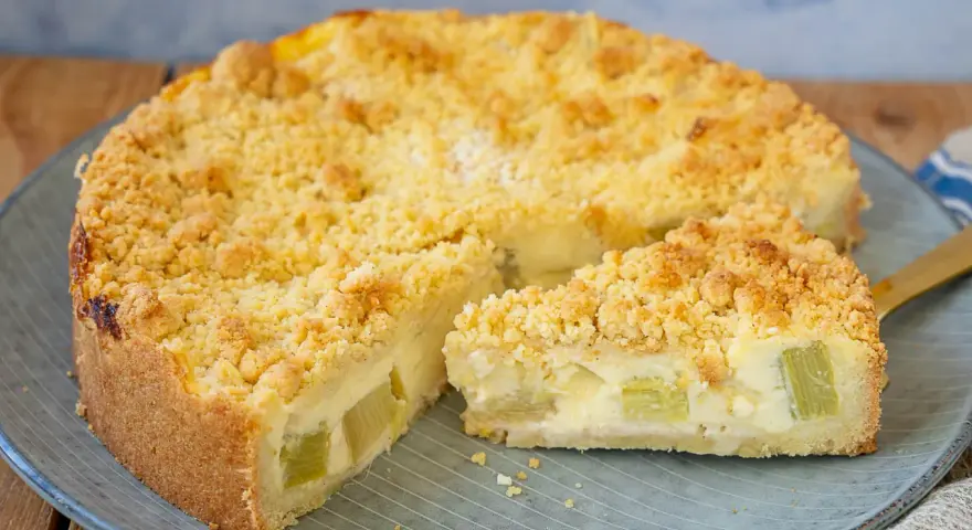 Ein köstlicher Rhabarberkuchen mit Pudding und Streuseln, perfekt für ein Rhabarberkuchen Rezept mit Pudding.