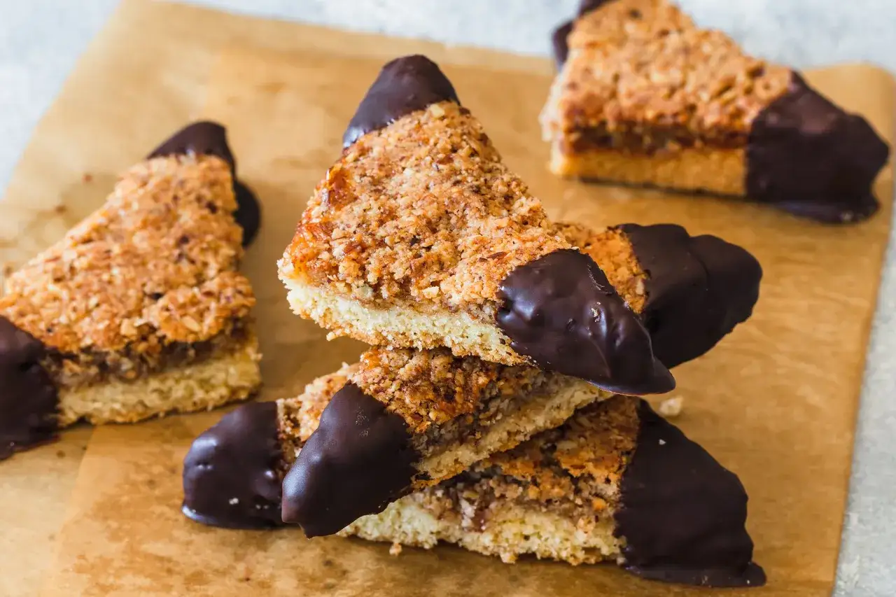 Dreieckige Nussecken mit Schokoladenspitze, ein köstliches nussecken rezept.