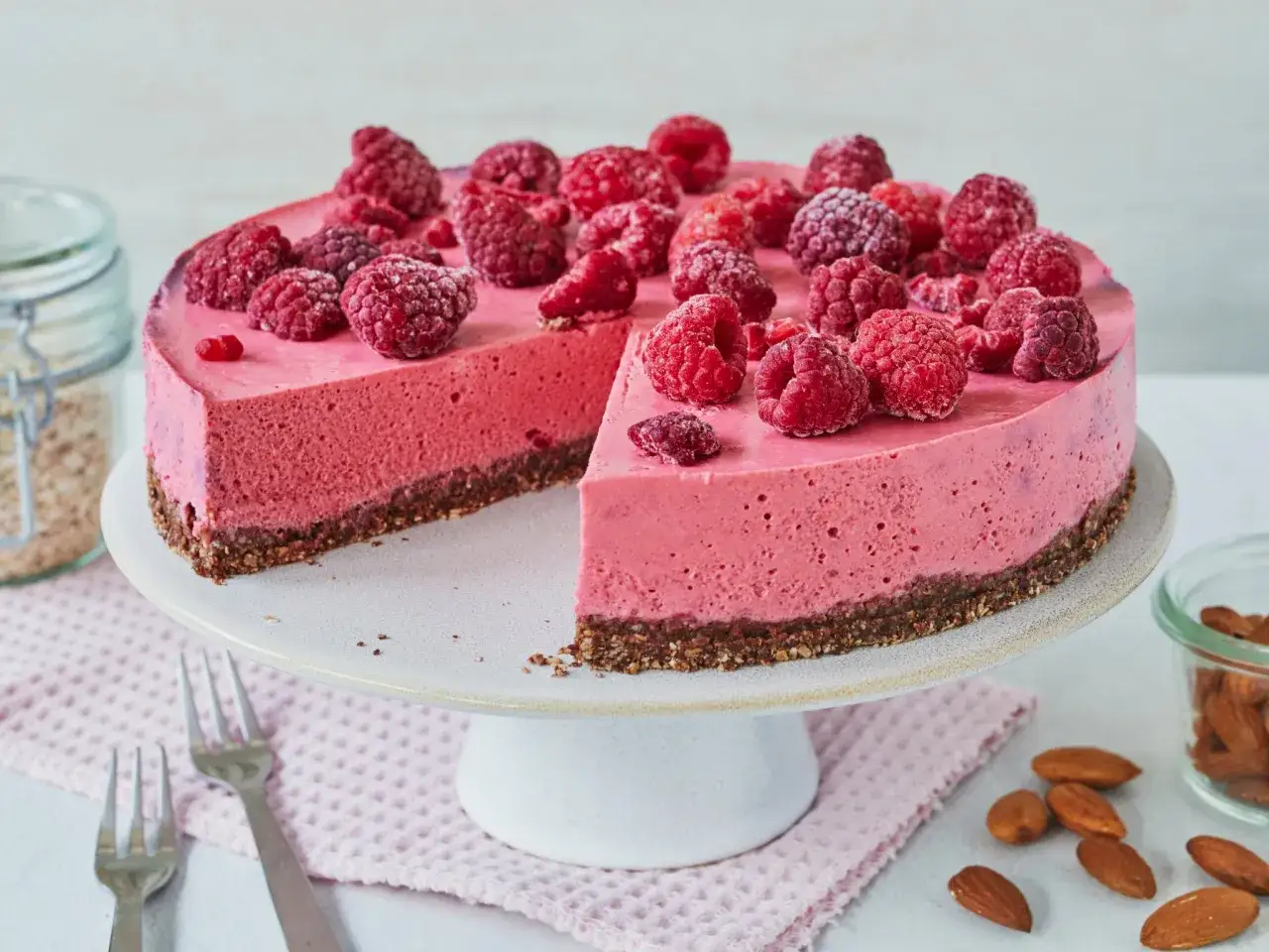 Ein köstlicher, schneller Himbeerkuchen mit frischen Beeren und einem nussigen Boden. Perfekt für jeden Anlass!