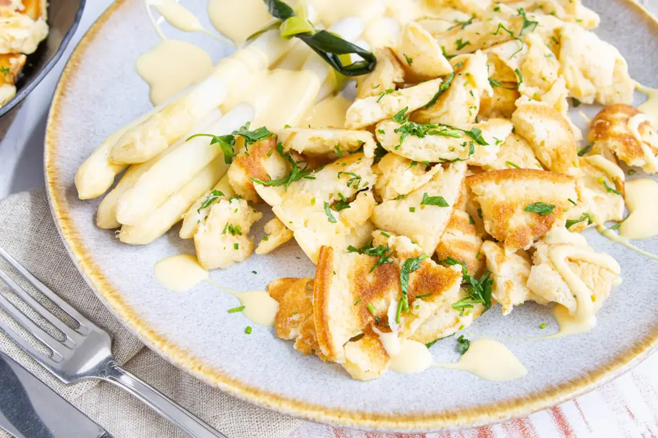 Weißer Spargel mit zerrupftem Brot und Sauce Hollandaise. Ein einfaches, aber köstliches kratzete rezept für den Frühling.