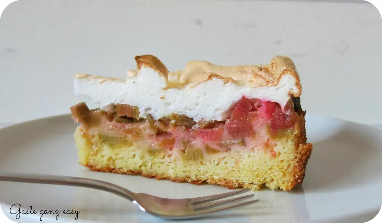 Ein saftiges Stück Rhabarberkuchen mit Baiser, wie ihn Landfrauen backen.