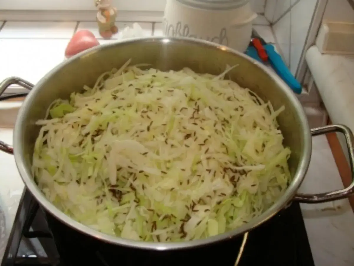 Großer Topf mit frisch geschnittenem, bayrischem Kraut, gewürzt mit Kümmel. Bereit zum Kochen!