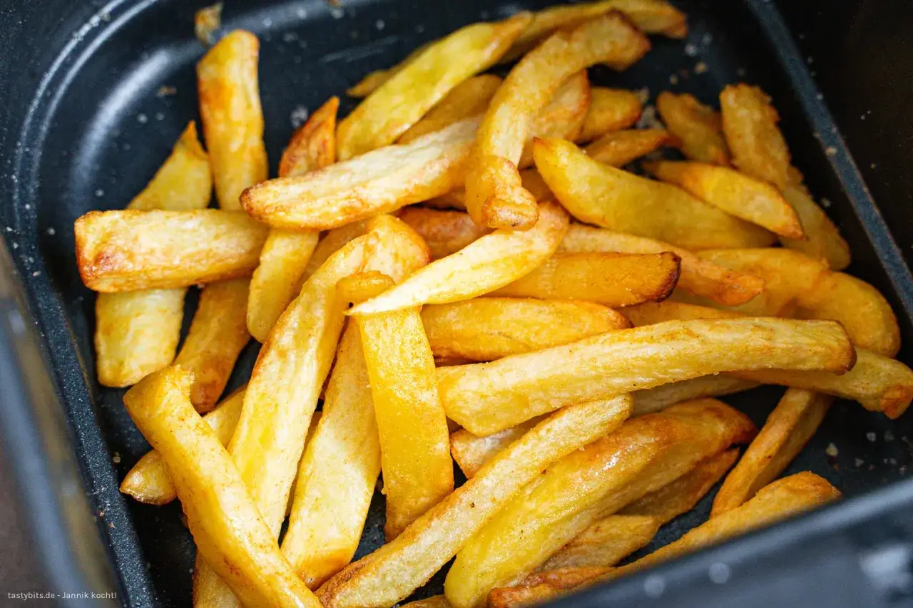 Goldgelbe, knusprige Pommes im Airfryer, bereit zum Genie&szlig;en. Perfekt als Snack oder Beilage.