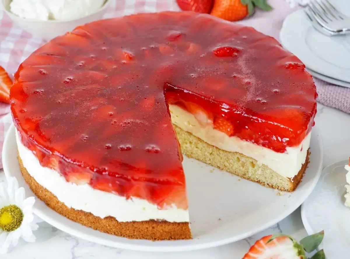 Erdbeerboden wie bei Oma: Ein saftiger Biskuitboden mit Sahne, frischen Erdbeeren und rotem Tortenguss. Ein Klassiker, der immer schmeckt.