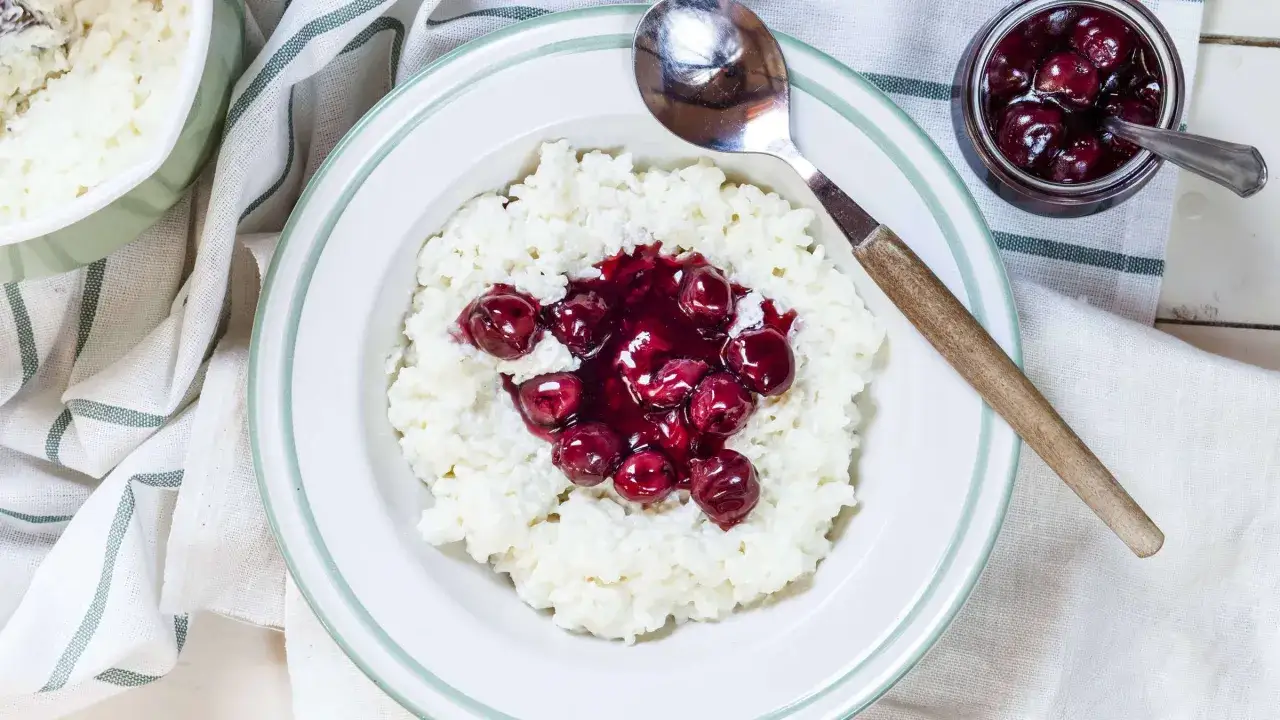 Cremiger Milchreis, perfekt zubereitet im Thermomix, mit süßen Kirschen garniert. Ein Genuss!