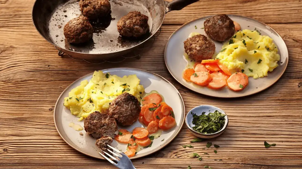 Herzhafte Frikadellen mit cremigem Kartoffelbrei und Möhren – schnelle Gerichte mit Kartoffelbrei, die immer schmecken.