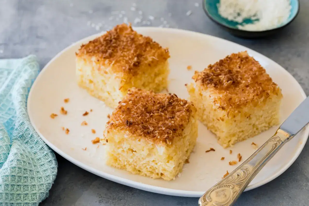 Saftiger Buttermilch Kuchen mit Kokosraspeln, perfekt für den Kaffeetisch.