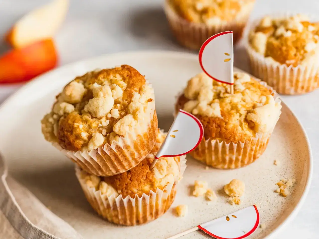 Saftige apfelmuffins mit knusprigem Streusel, dekoriert mit süßen Apfel-Fähnchen. Ein Genuss für jeden Anlass!