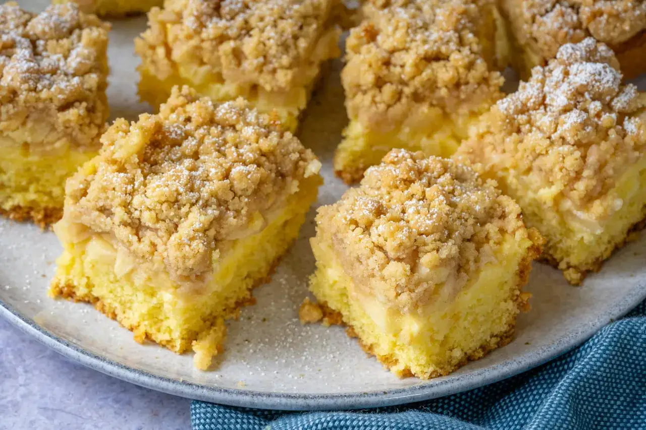 Saftige Kuchenstücke mit Puddingfüllung und Streuseln, ein schneller Genuss.