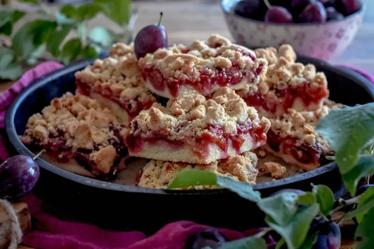 Saftiger Pflaumen-Streuselkuchen, perfekt für jedes prasselkuchen rezept. Die süßen Pflaumen und knusprigen Streusel laden zum Genießen ein.
