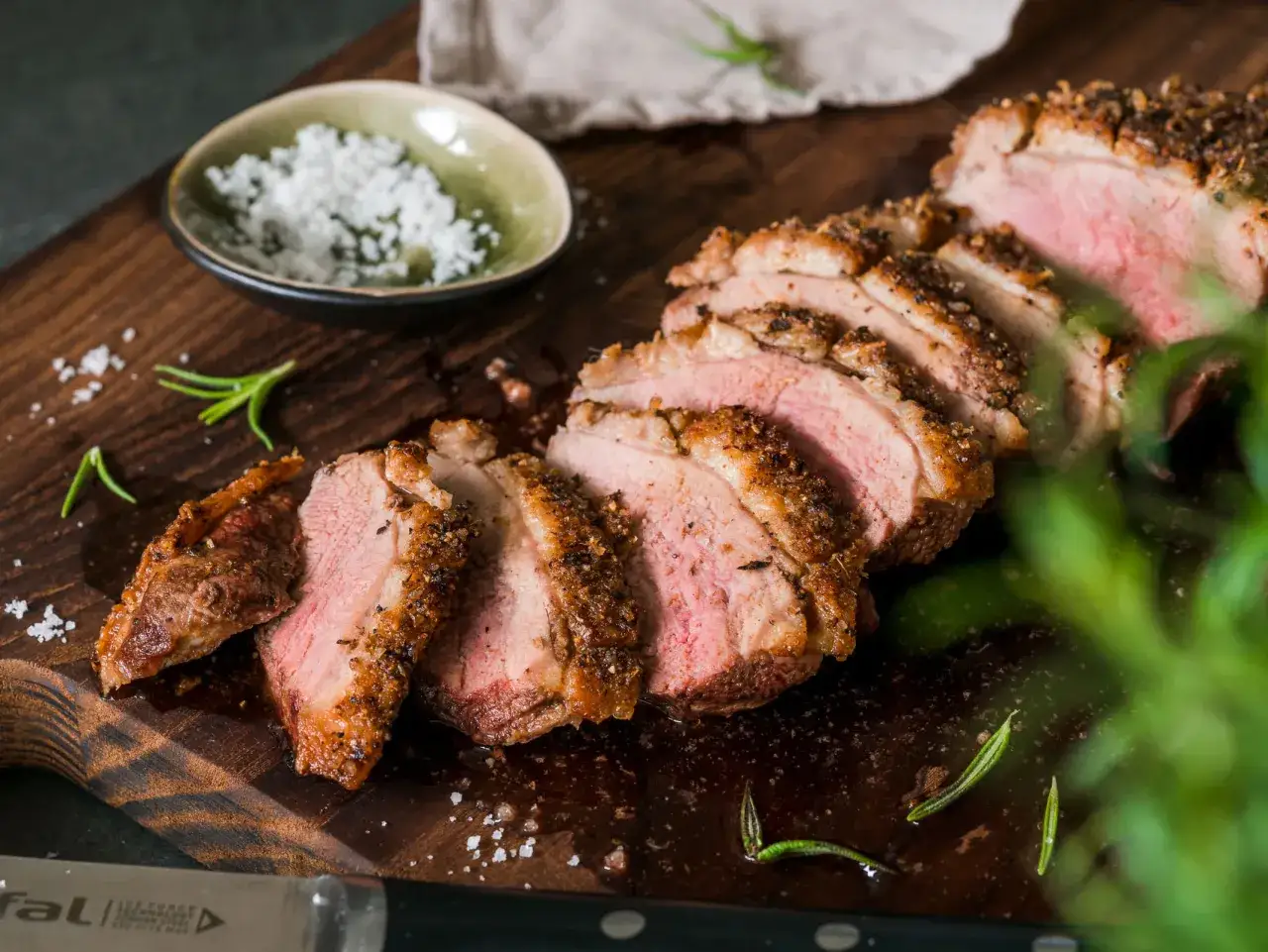 Saftige entenbrust im airfryer, perfekt rosa gebraten, mit knuspriger Kruste und Kr&auml;utern garniert. Dazu grobes Salz.