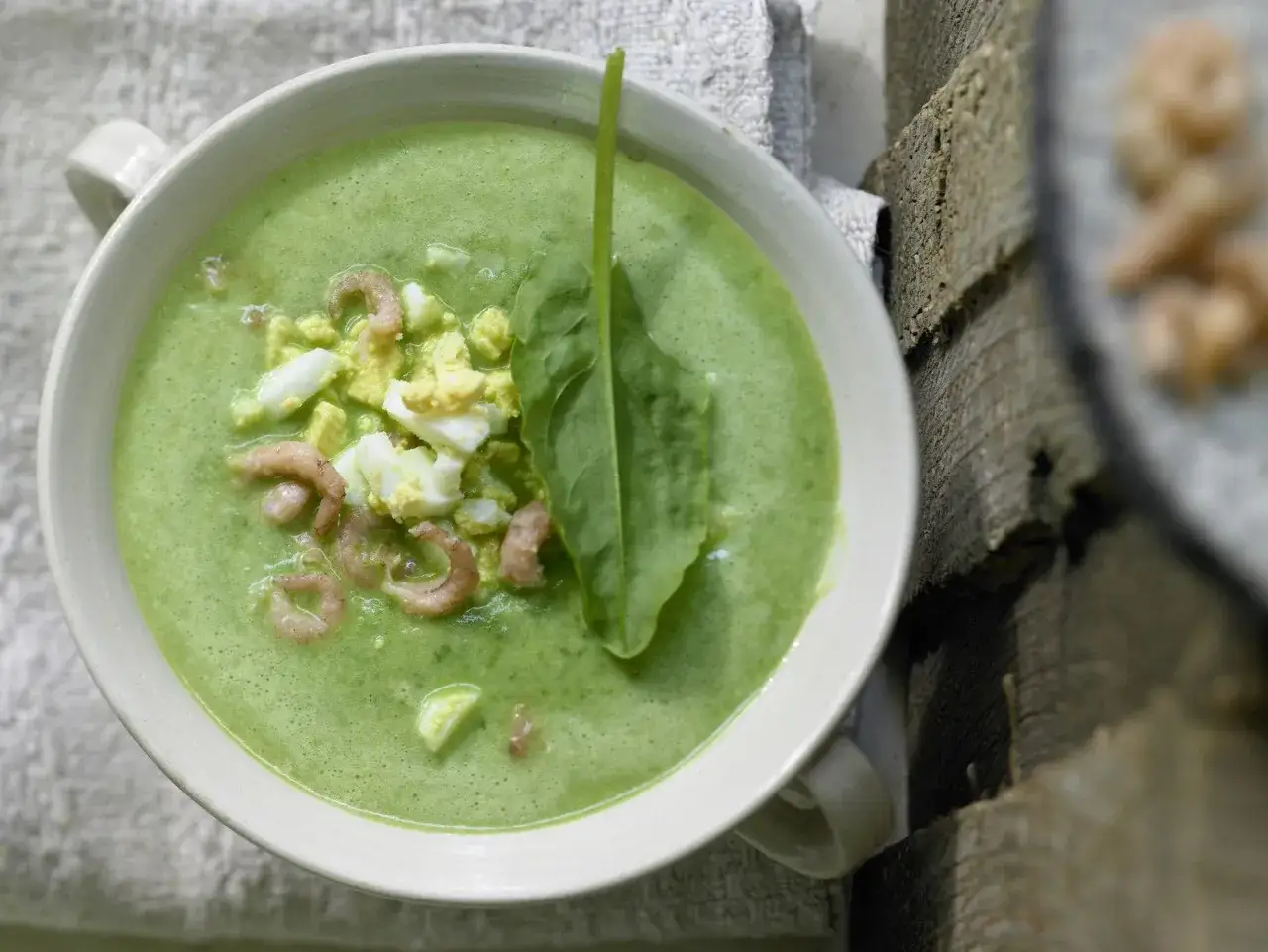 Grüne Suppe mit Garnelen und Ei, ein leckeres Rezept für Sauerampfer.