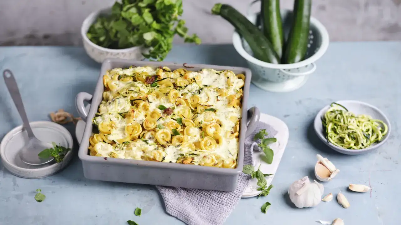 Herzhafte Nudelauflauf-Variante mit Zucchini, cremig überbacken. Perfekt für leichte zucchini rezepte.