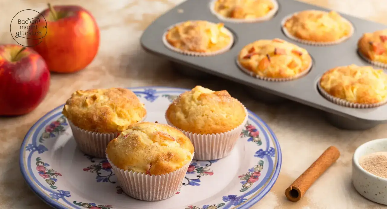 Saftige Apfelmus Muffins, frisch gebacken und mit Zimt bestreut. Ein Genuss für jeden Tag.