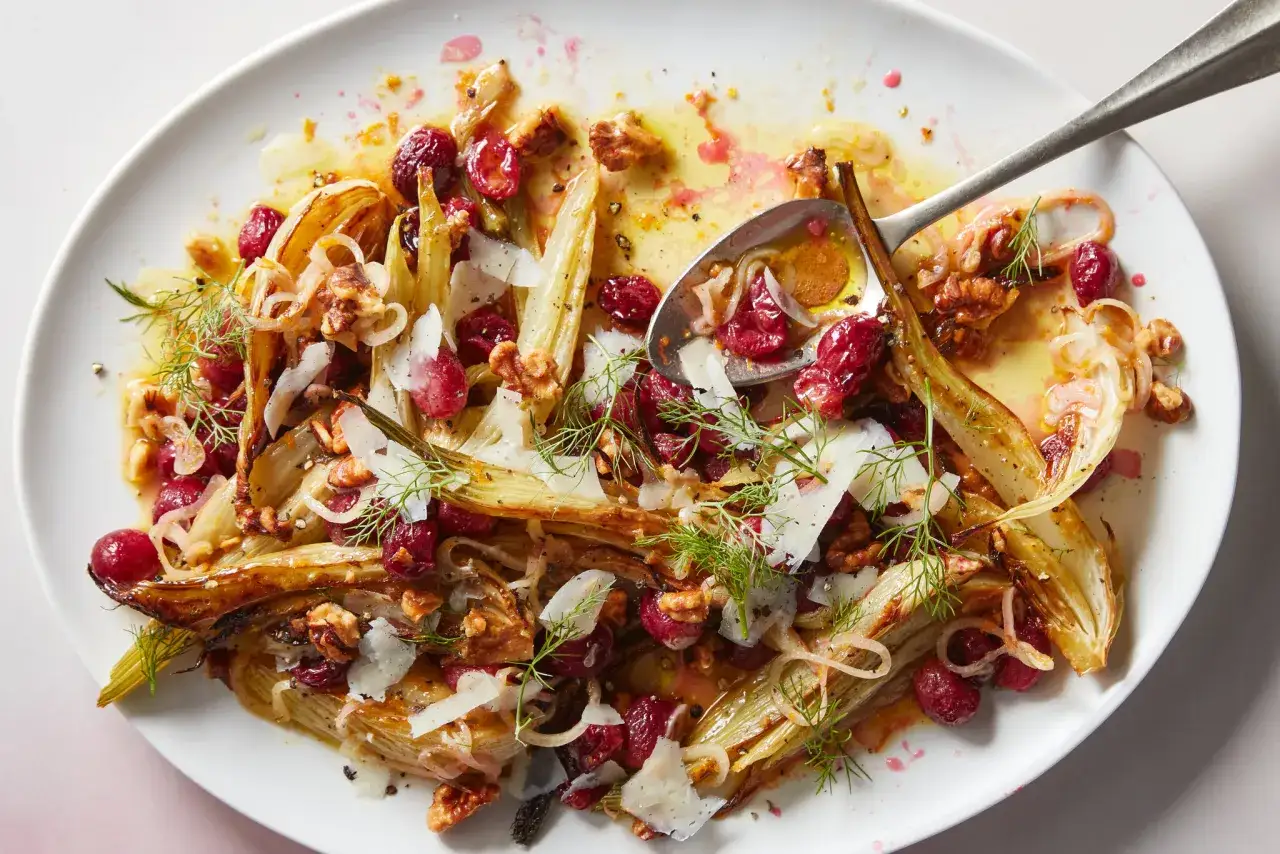 Gebackener Fenchel mit Cranberries und Walnüssen, ein köstliches Gericht, das sich gut für Fenchel Rezepte eignet.