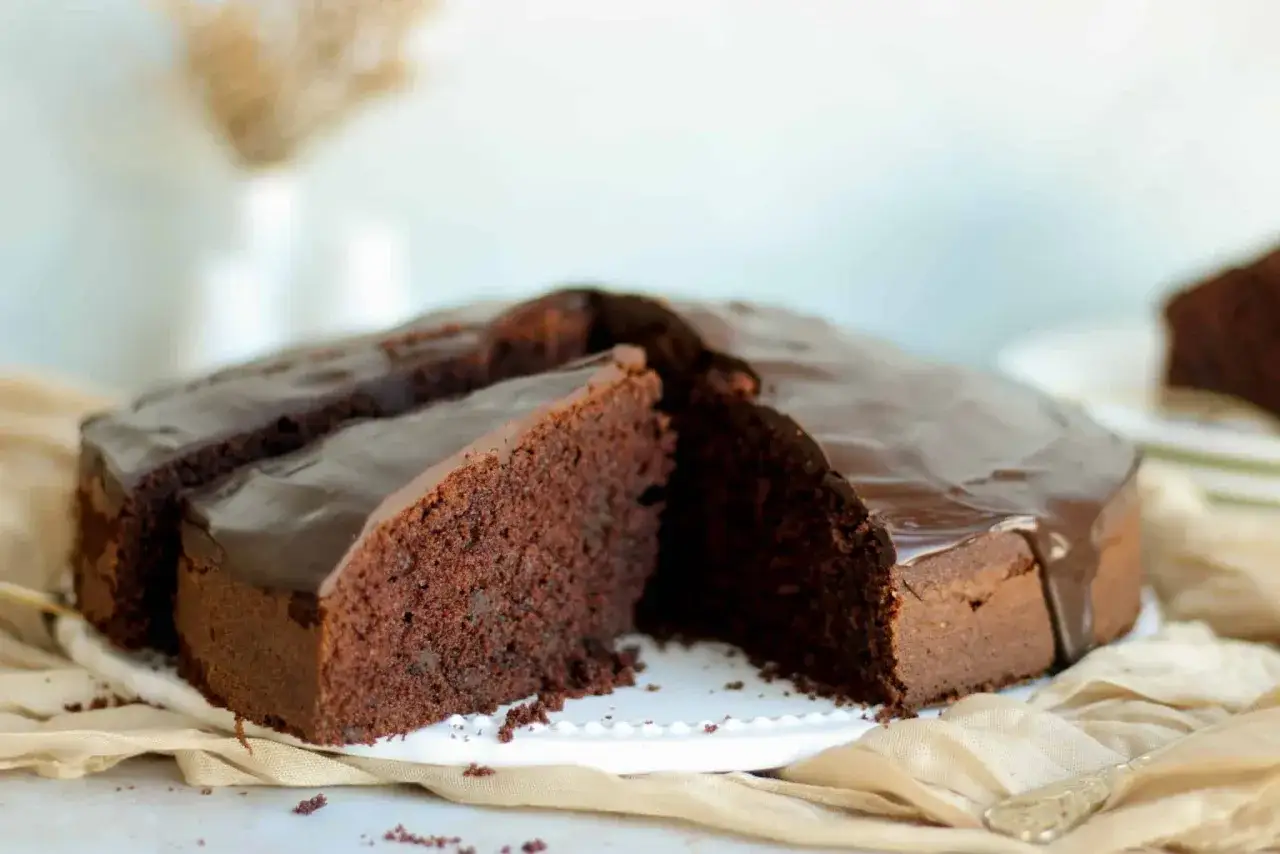 Ein saftiger Schokokuchen mit glänzender Glasur, perfekt für jedes schokokuchen rezept.