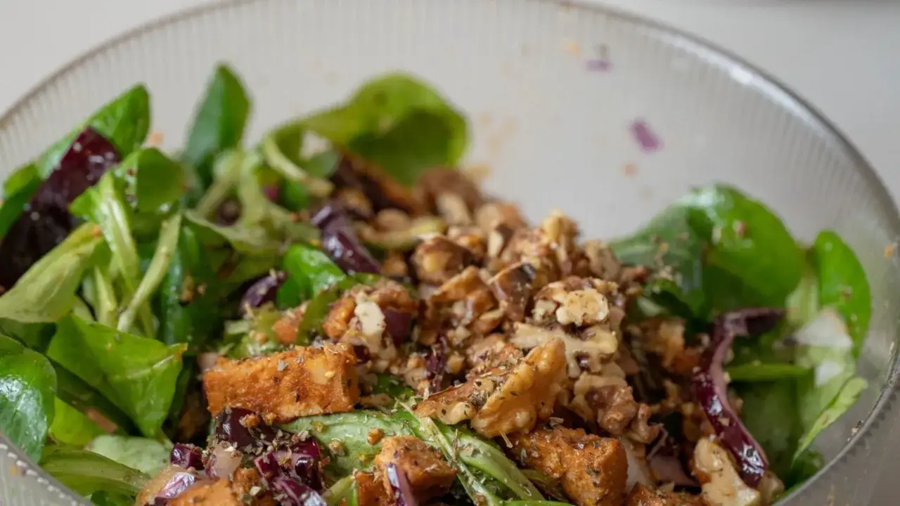 Leckerer Feldsalat mit gebratenem Tofu, Waln&uuml;ssen und roten Zwiebeln. Ein einfaches Feldsalat Rezept f&uuml;r jeden Tag.
