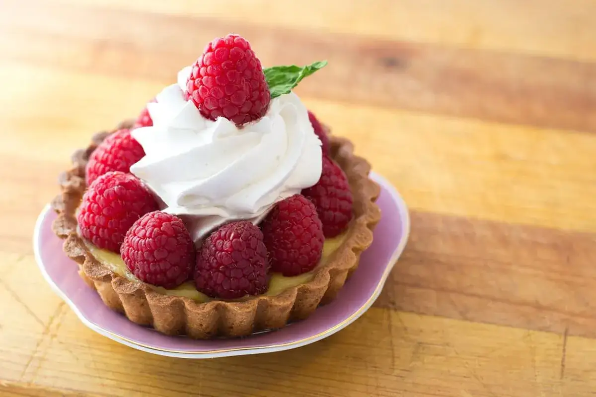 Himbeertörtchen mit Sahne und frischen Beeren auf einem tortenboden ohne ei. Köstlich und leicht.