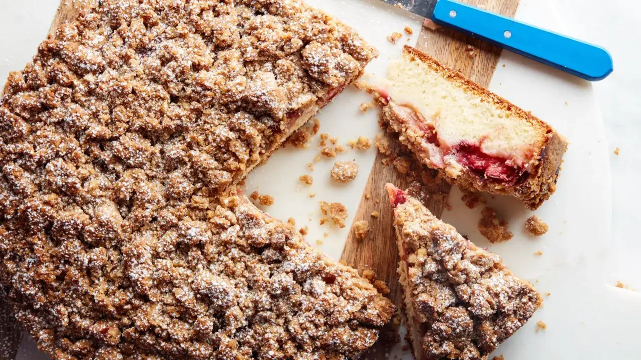 Saftiger Kuchen mit fruchtiger Füllung und knusprigen Streuseln ohne Butter, bestäubt mit Puderzucker.