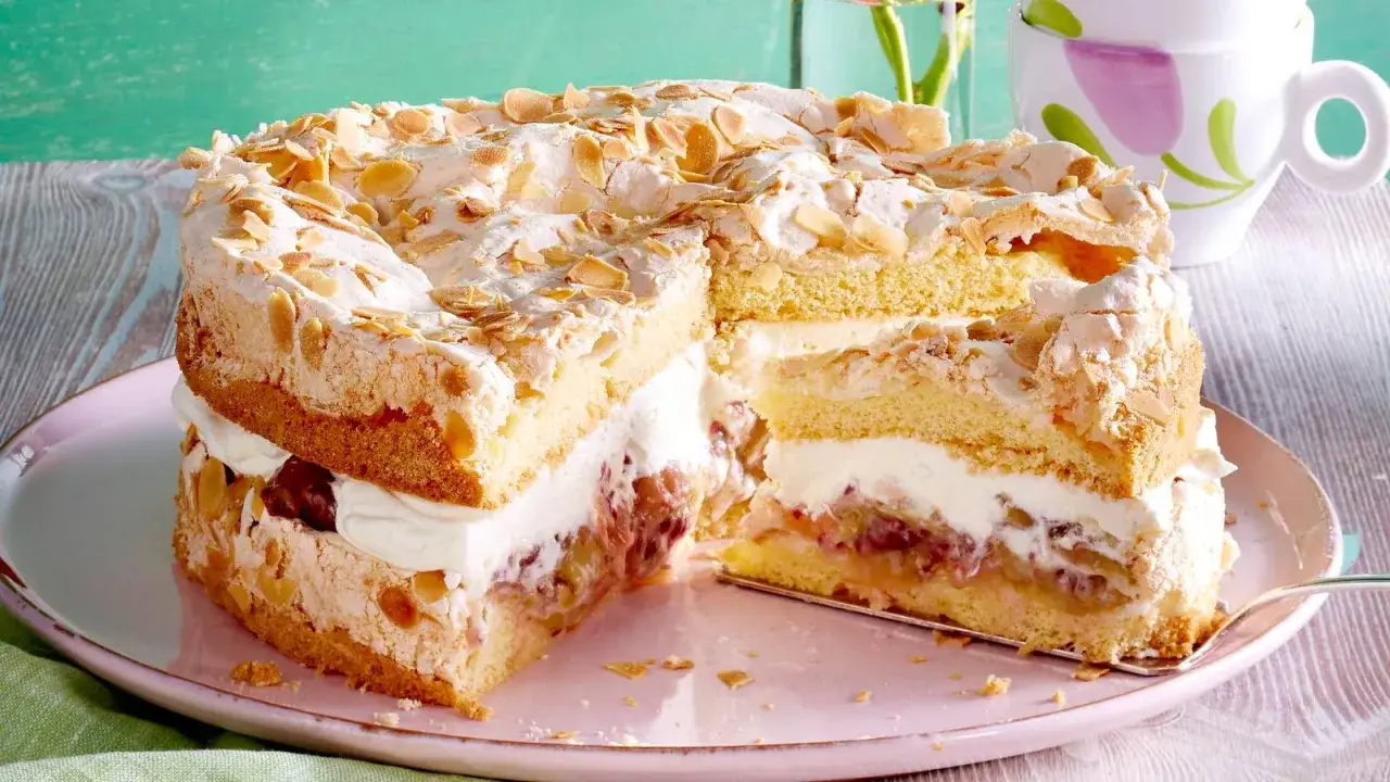 Eine köstliche Stachelbeertorte, wie sie Landfrauen backen, mit Baiserhaube und Mandelblättchen.