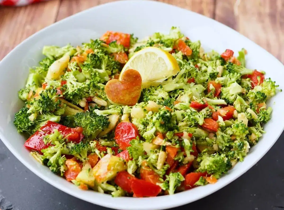 Frischer Brokkoli Salat mit Tomaten, Nüssen und einem Apfelherz. Ein leichter Genuss!