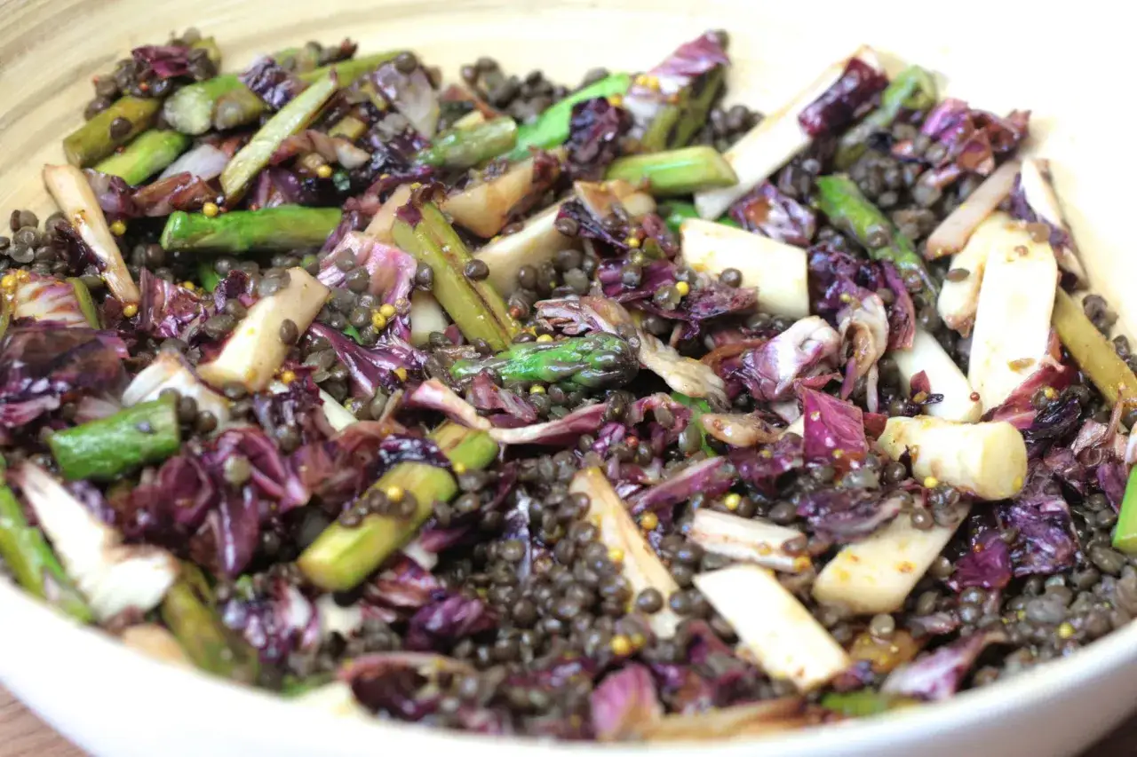 Ein köstliches braune Linsen Rezept mit Spargel und Radicchio. Perfekt für eine leichte Mahlzeit.