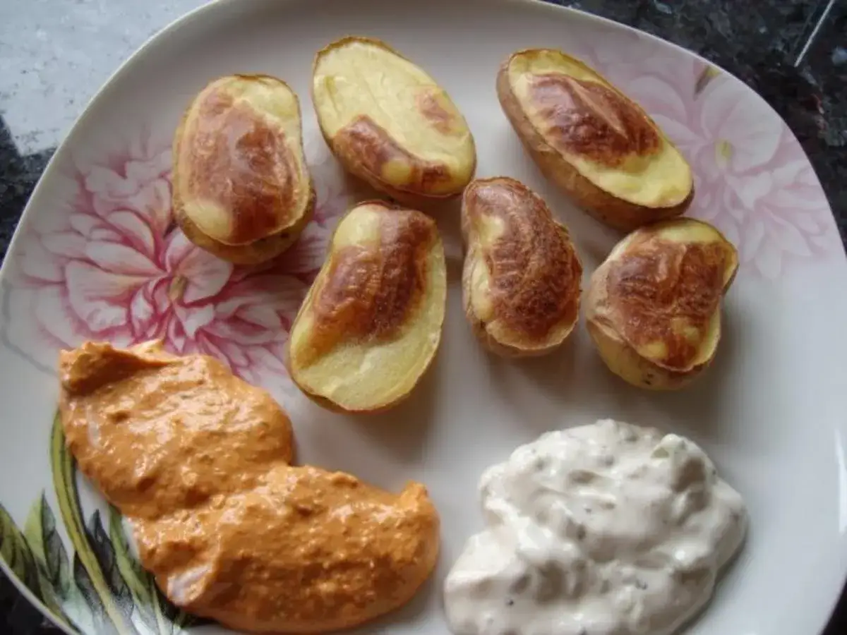 Gebackene Kartoffeln, wie kleine Ballons, mit zwei Dips.