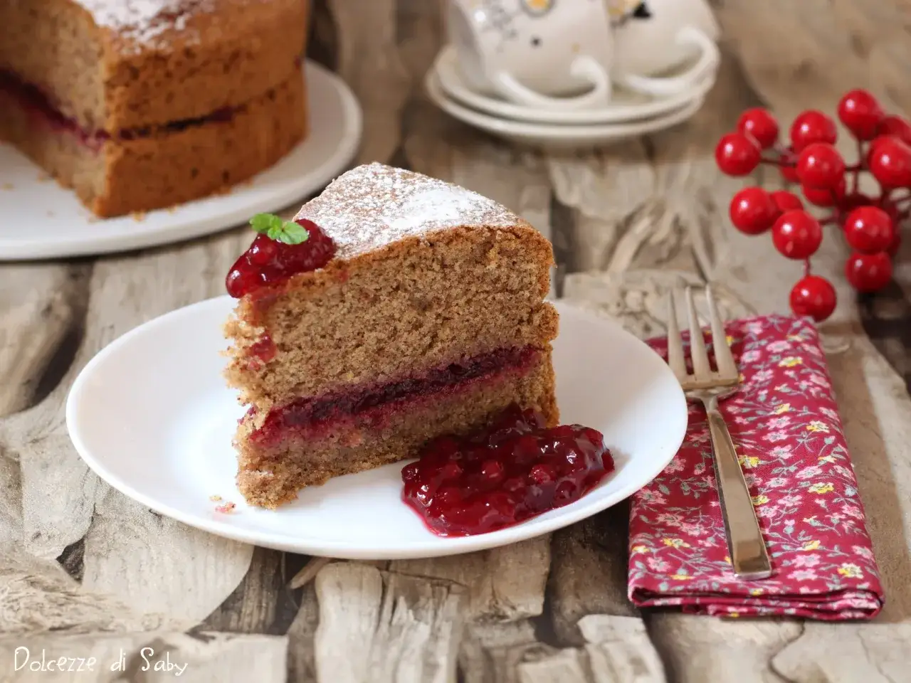 Ein Stück Buchweizenkuchen mit Marmelade und Puderzucker. Perfekt für Buchweizen Rezepte.