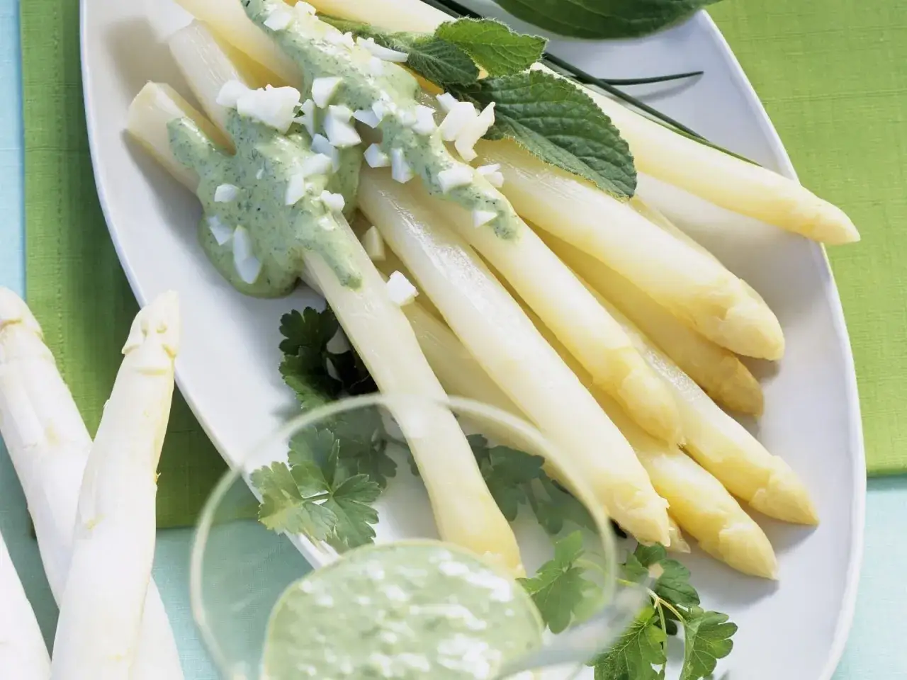 Weißer Spargel mit grüner Sauce und Ei, eine köstliche Idee für Spargelrezepte.