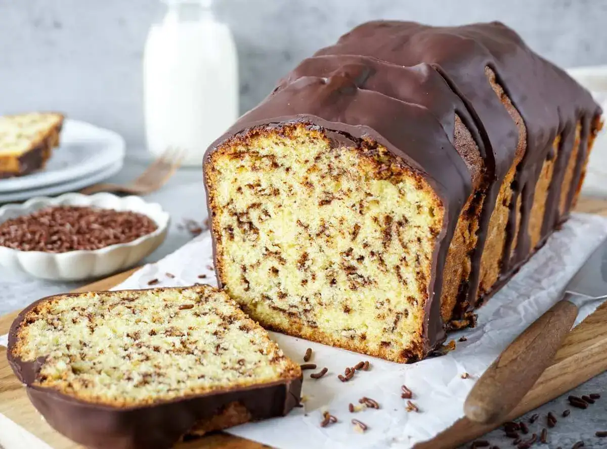 Ein saftiger Ameisenkuchen mit Schokoladenglasur und Streuseln. Dieses Rezept ist ein Genuss!