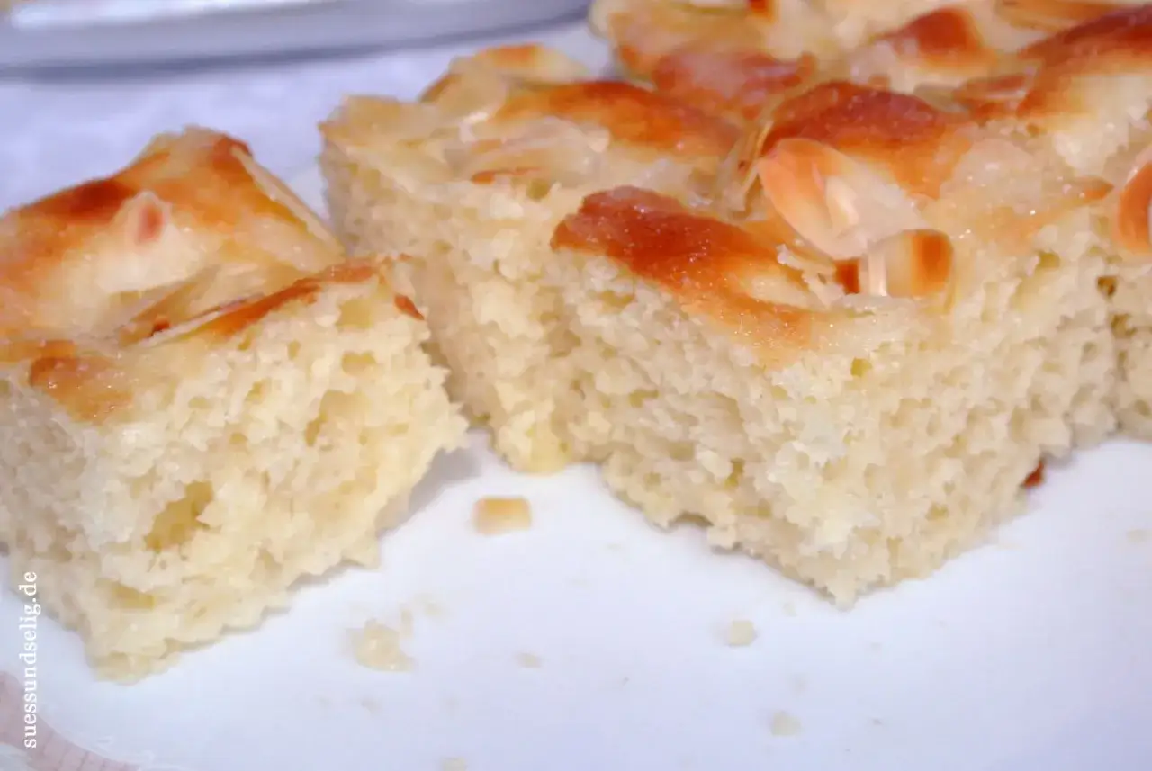 Saftiger, original norddeutscher Butterkuchen mit Mandelsplittern und goldbrauner Kruste. Ein Genuss für jeden Kaffeetisch.