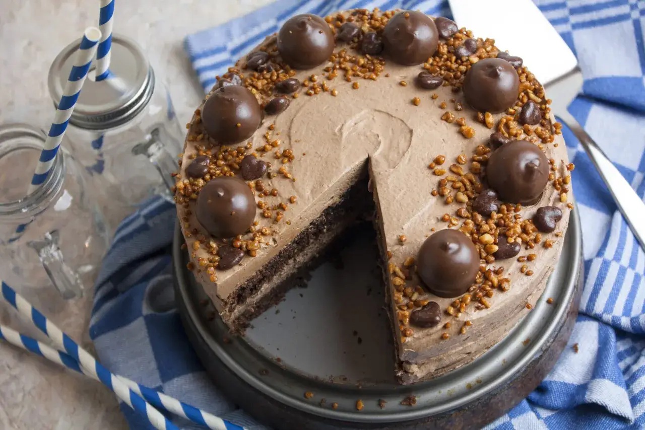 Eine köstliche nougat torte mit Schokoladenkugeln und Nüssen, bereit zum Genießen.