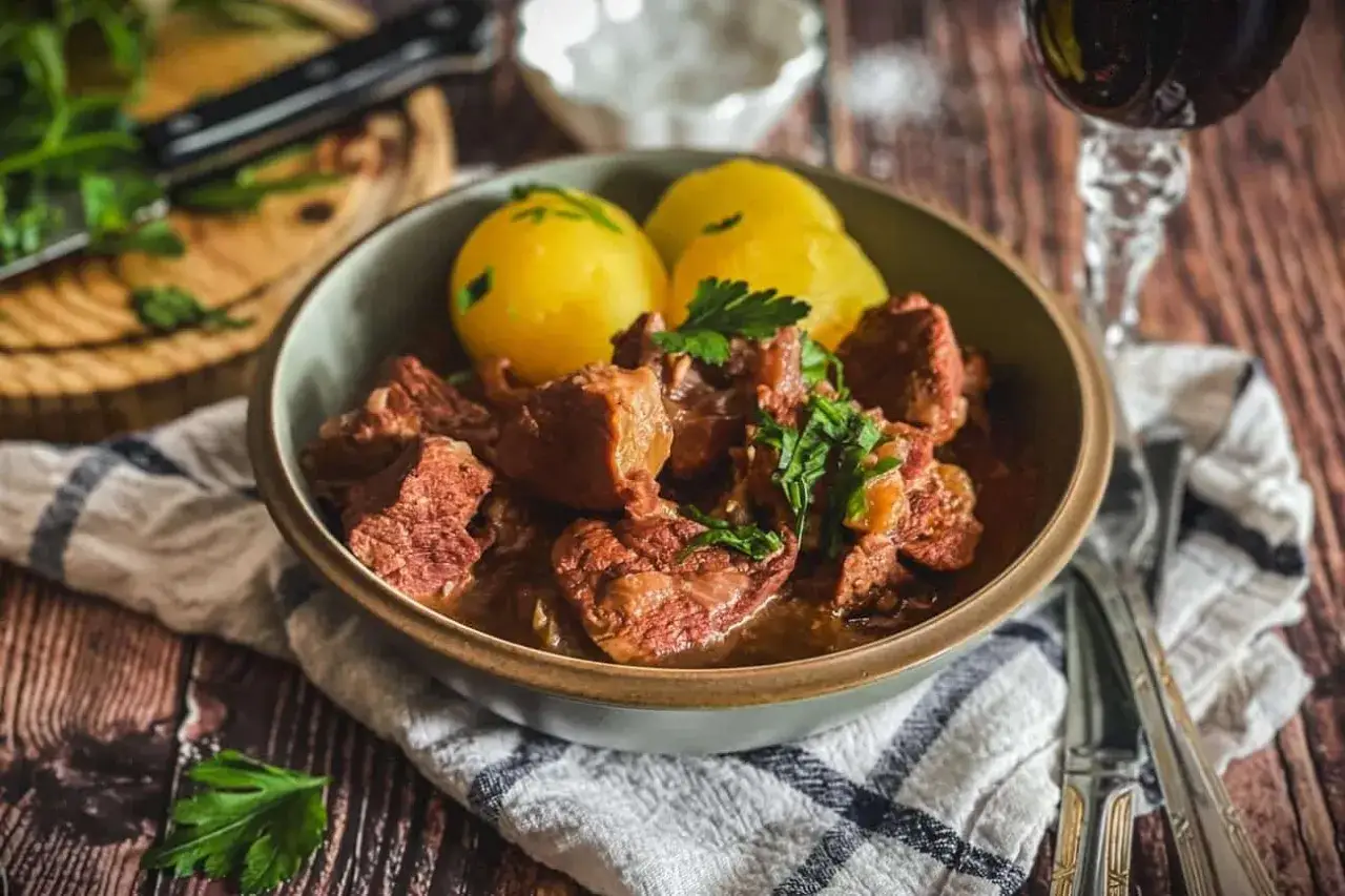 Herzhaftes Kalbsgulasch mit Kartoffeln, ein köstliches Rezept für ein deftiges Essen.