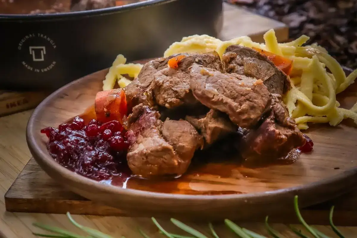Herzhaftes Wildschweingulasch mit Sp&auml;tzle und Preiselbeeren. Ein tolles Rezept f&uuml;r ein deftiges Essen!
