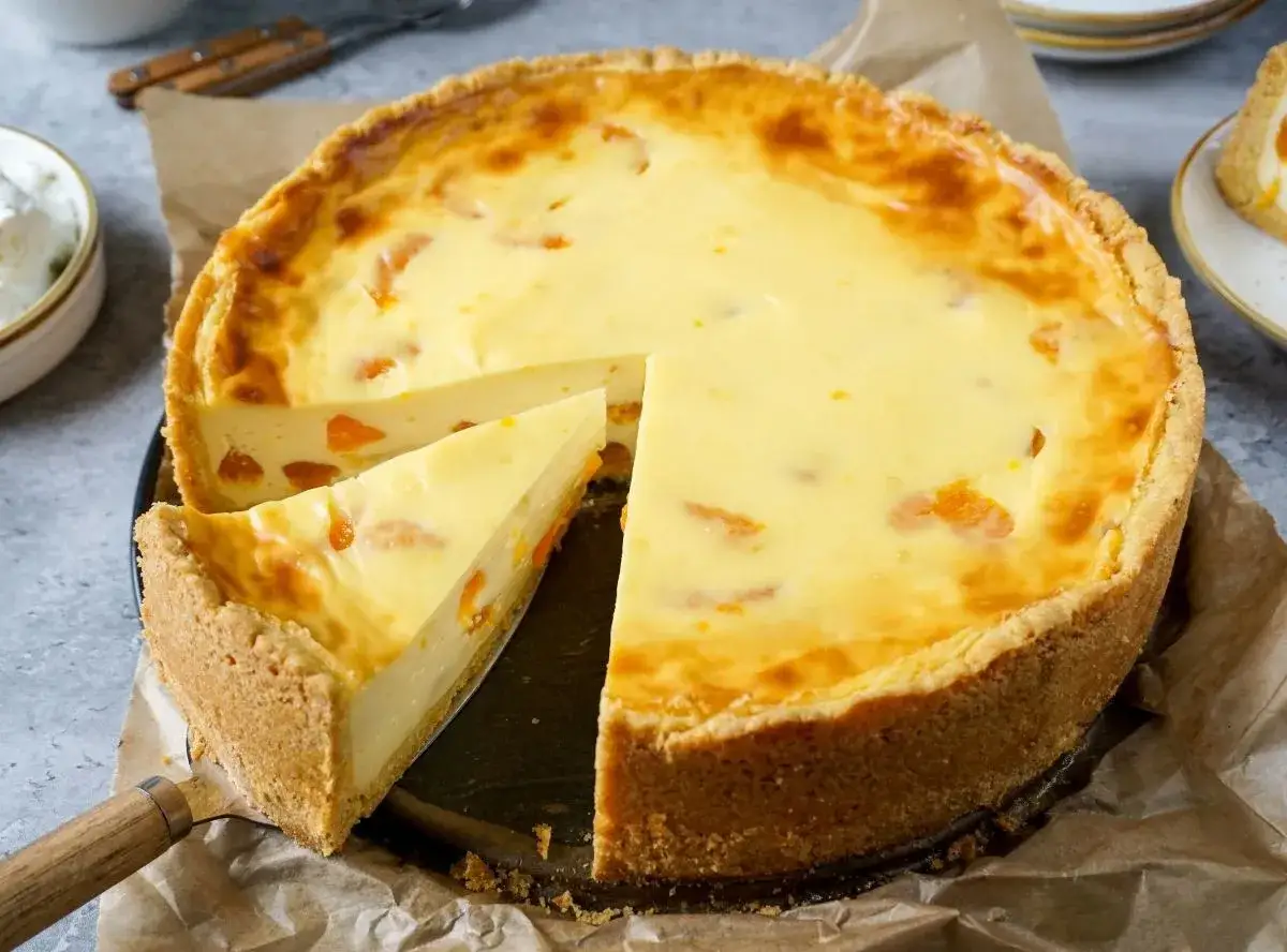 Ein köstlicher Schmandkuchen mit Mandarinenstücken, der Lust auf mehr macht. Perfekt für die besten Schmandkuchen Rezepte.