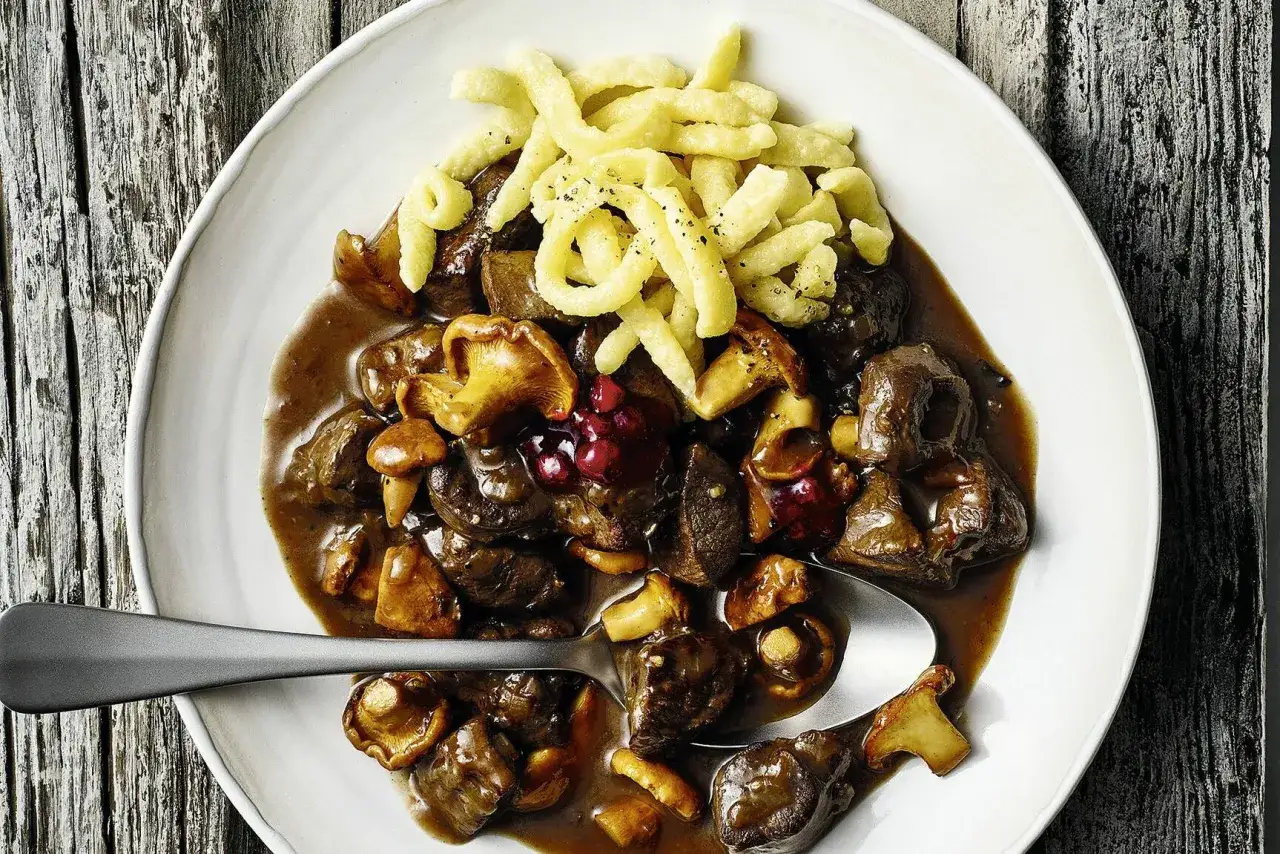 Herzhaftes Rehgulasch mit Pilzen und Spätzle, ein köstliches rehgulasch rezept für Genießer.
