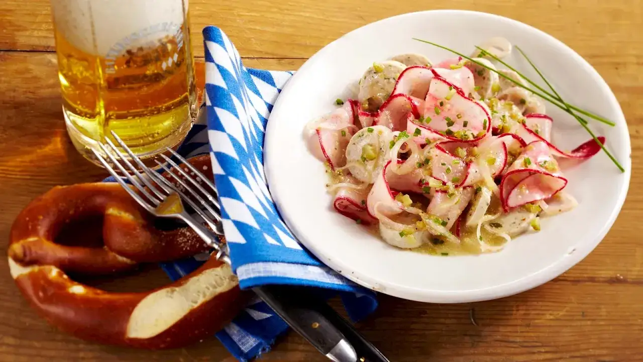 Bayrischer Rettichsalat mit Wurst, Brezn und Bier – ein deftiger Genuss.
