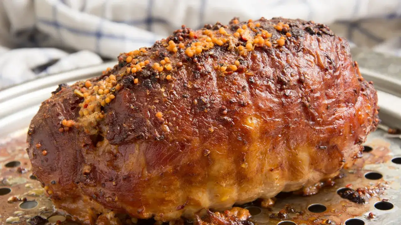 Saftiger Semerrolle Kalb Braten, goldbraun gebraten und mit Senfk&ouml;rnern und Kr&auml;utern verfeinert. Ein Festmahl!