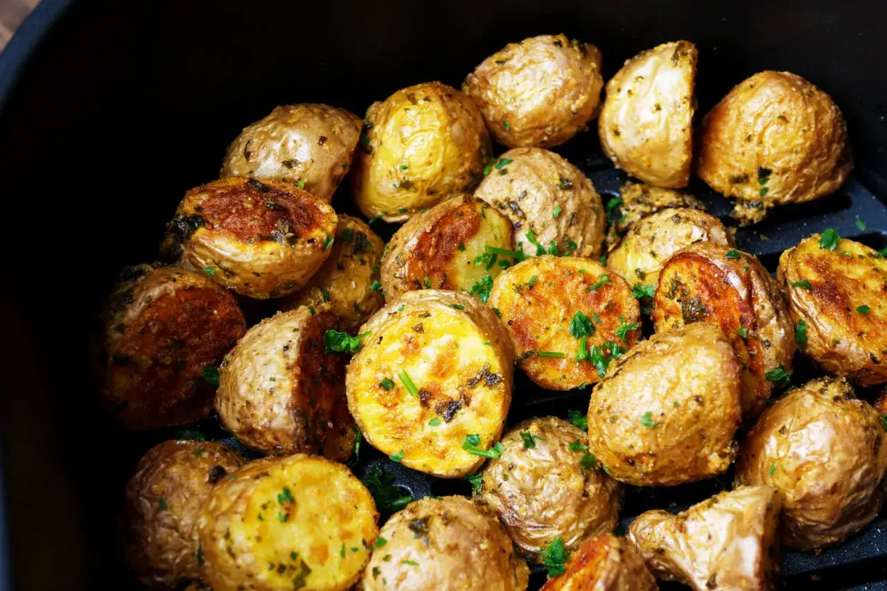 Knusprige Rosmarinkartoffeln im Airfryer, goldbraun und mit frischer Petersilie bestreut. Ein Genuss!